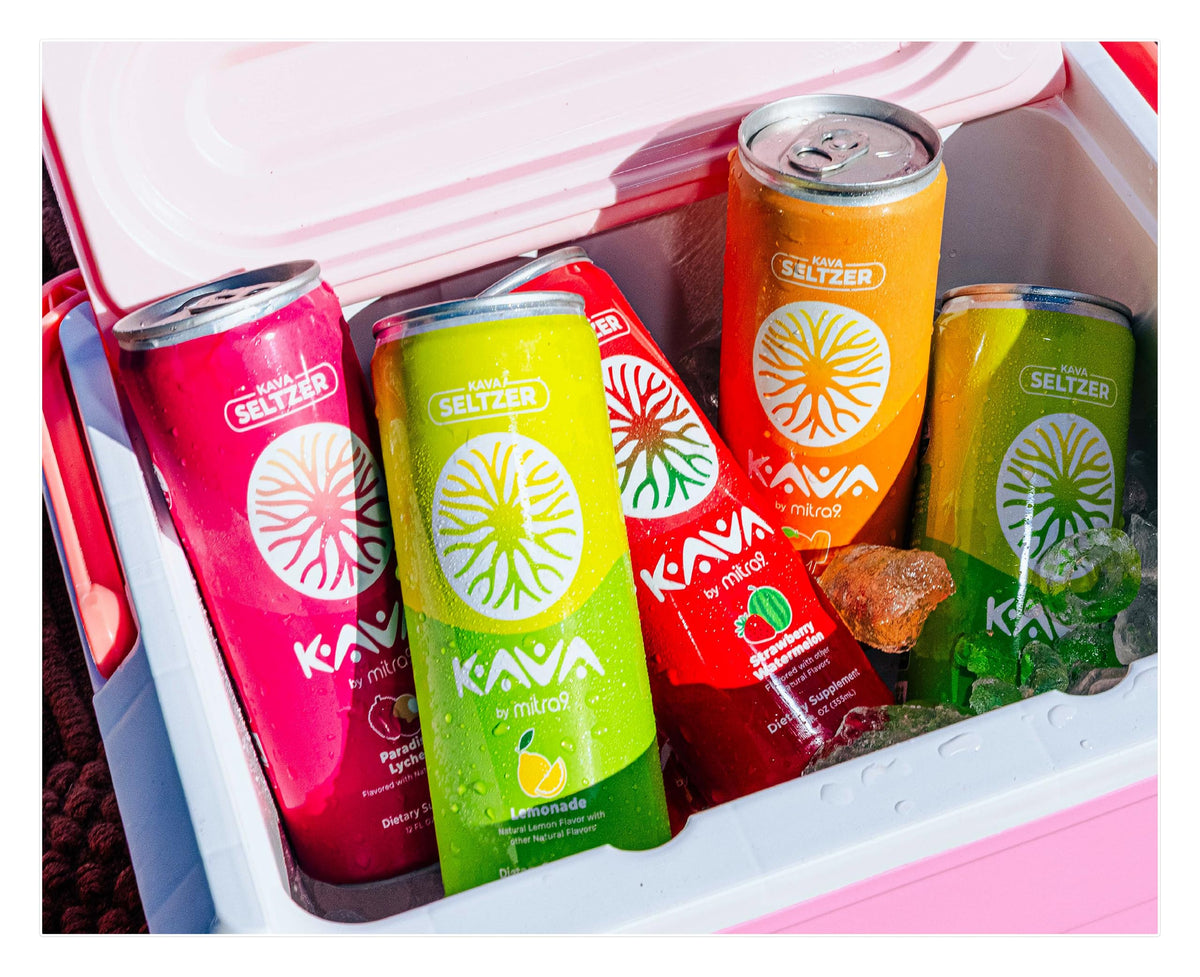 Pack Mitra9 Kava Seltzer avec canettes sur un fond naturel