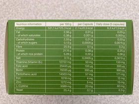 Pantogar sur une table avec des feuilles vertes en arrière-plan