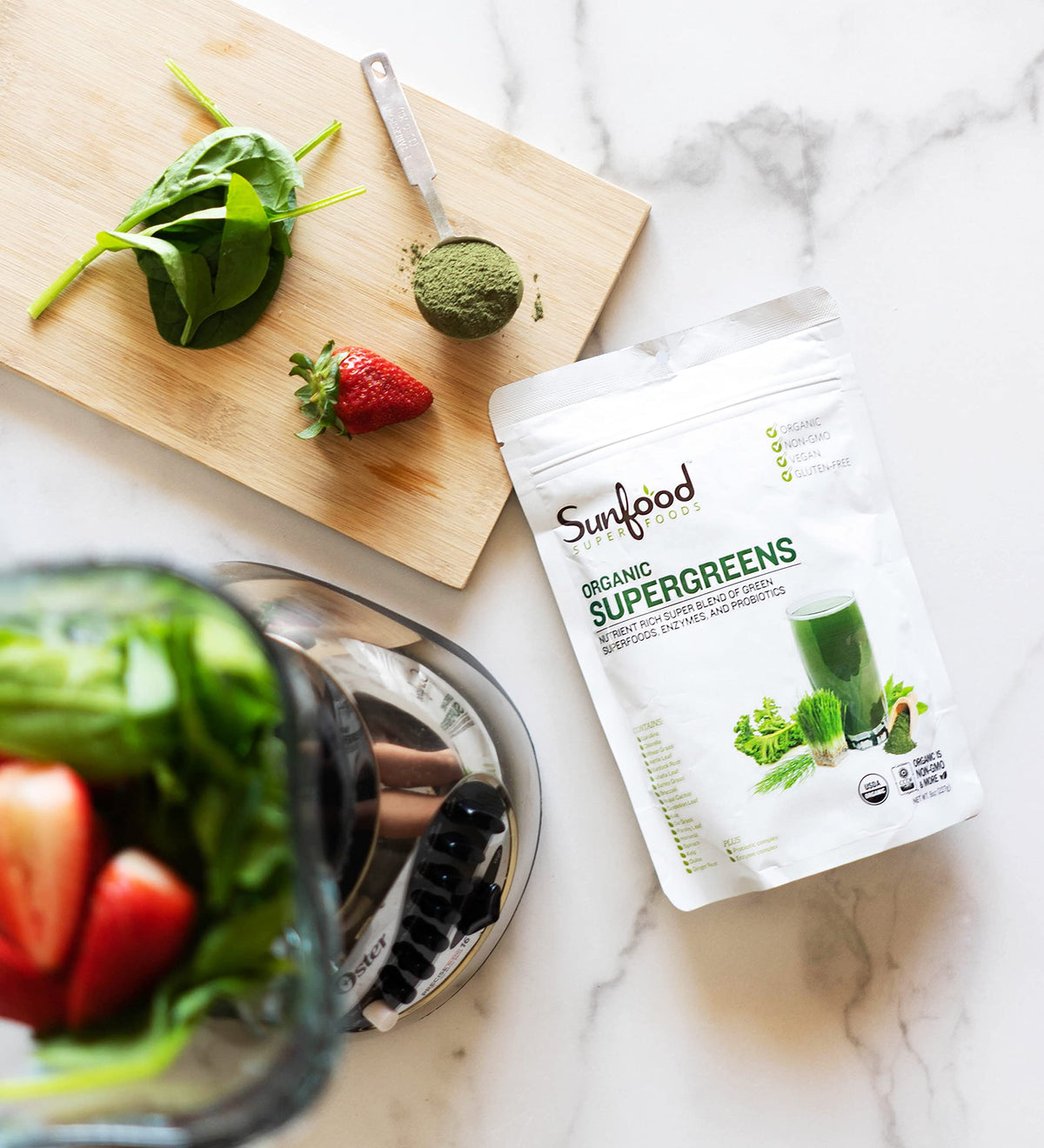 Paquet de 240g de Supergreens Sunfood sur une table
