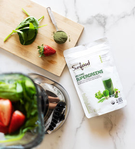 Paquet de 240g de Supergreens Sunfood sur une table