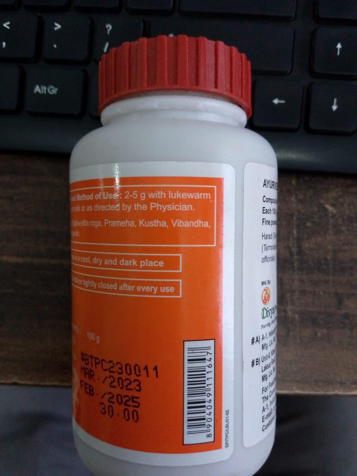 Patanjali Triphala Churna 240g, présentation avec des ingrédients naturels