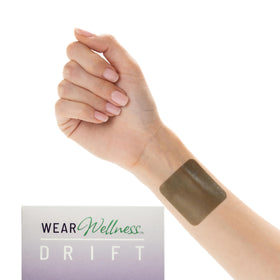 Patch Drift Wear Wellness sur un bureau avec des accessoires