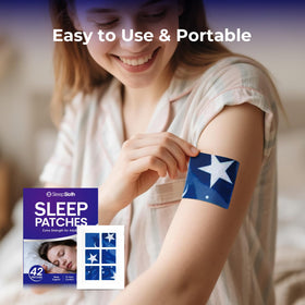 Patches SleepSloth disposés sur une surface avec un fond apaisant