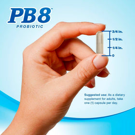 PB8 Probiotic à côté d'un verre d'eau