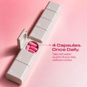 Peach Perfect Inositol 40:1 avec capsules à côté d'un verre d'eau