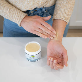 Personne appliquant le Baume Corporel Magnésium 150g sur l'épaule