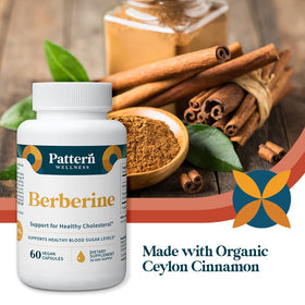 Personne prenant le complément Berbérine de Pattern Wellness