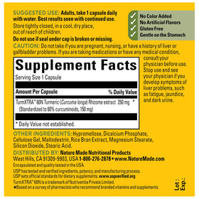 Personne prenant une capsule de curcuma Nature Made