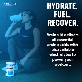 PEScience Amino IV Poudre BCAA Cerise Noire dans un verre avec de l'eau