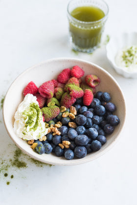 Pines Poudre d'Alfalfa Bio en utilisation dans un smoothie