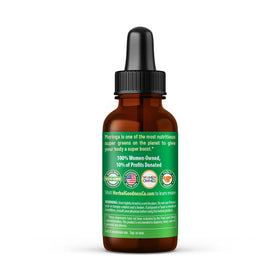 Pipette de l'extrait de Moringa Herbal Papaya au-dessus d'un verre