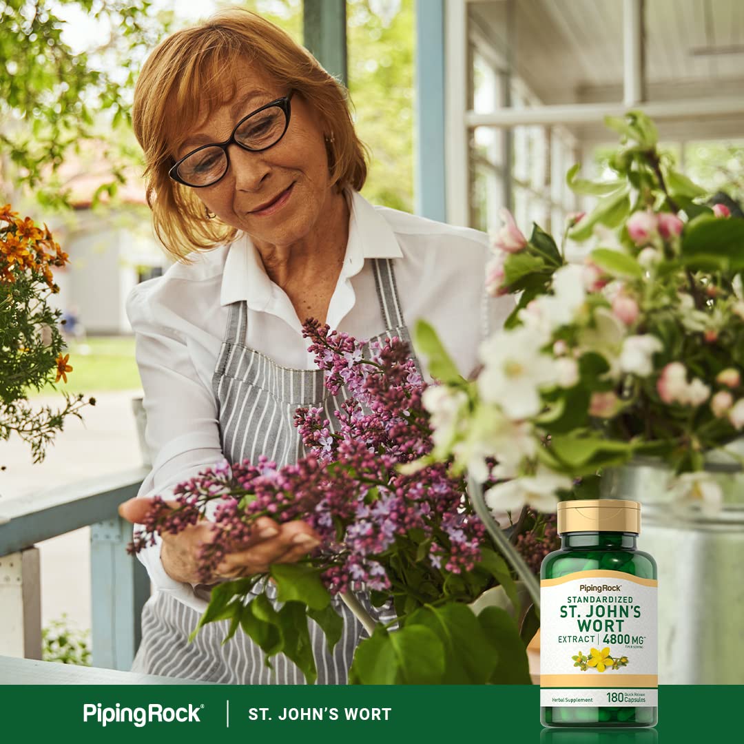 Piping Rock capsules d'Hypericum sur une table en bois