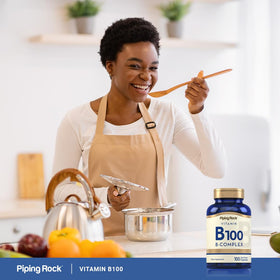 Piping Rock Complexe de Vitamines B100 100 Capsules à côté d'un verre d'eau