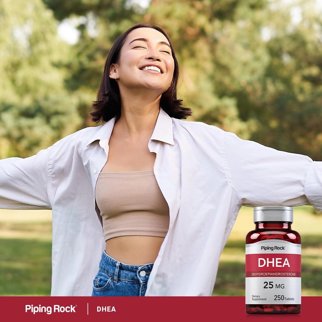 Piping Rock DHEA 25mg comprimés dans la main