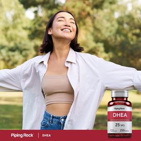 Piping Rock DHEA 25mg comprimés dans la main