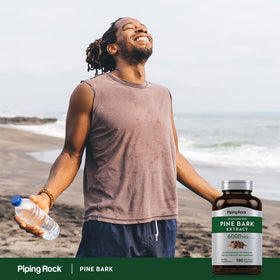 Piping Rock Extrait de Écorce de Pin Capsules à côté d'un verre d'eau