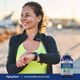 Piping Rock Glucosamine Capsules avec un verre d'eau