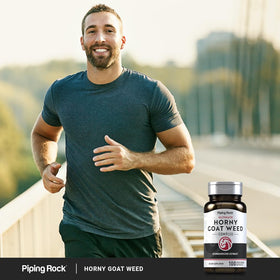 Piping Rock Horny Goat Weed capsules sur une table en bois