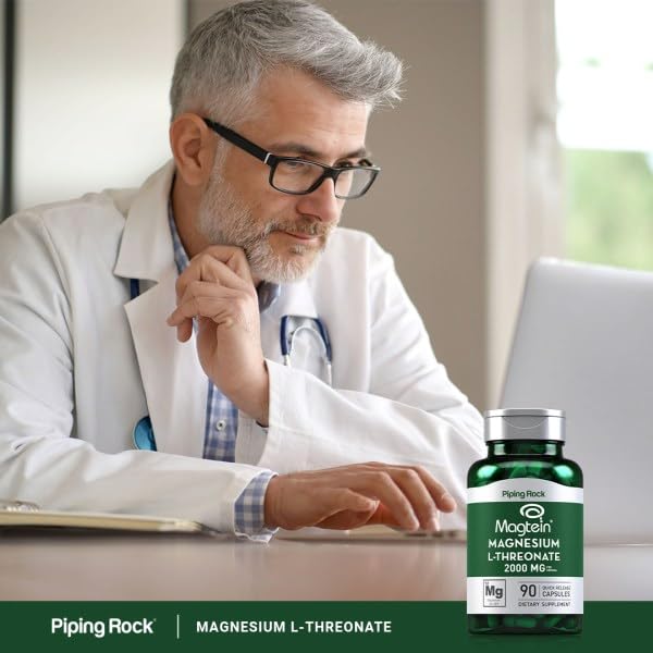 Piping Rock L-Thréonate de Magnésium 2000 mg Capsules dans une main