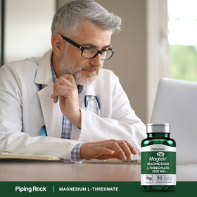 Piping Rock L-Thréonate de Magnésium 2000 mg Capsules dans une main