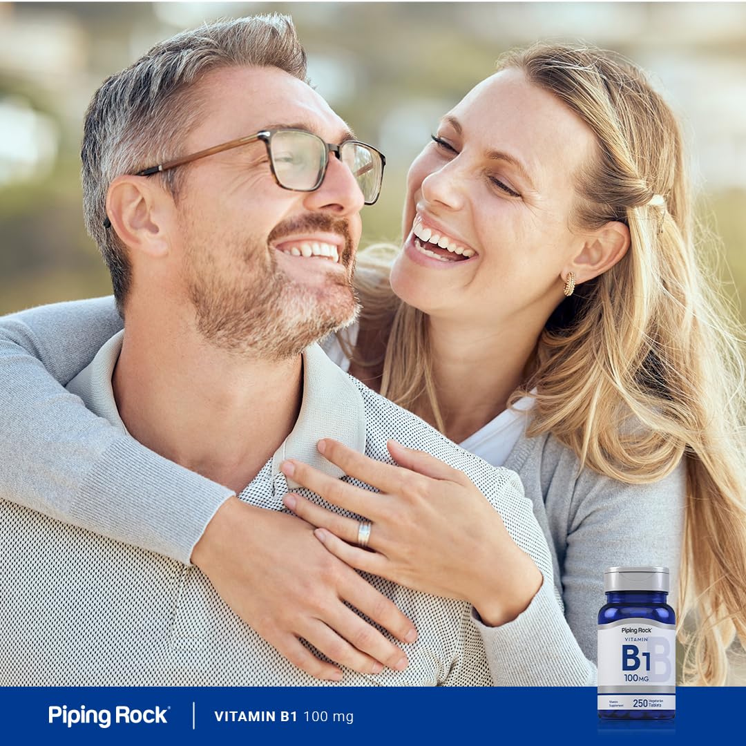 Piping Rock Vitamine B1 100mg comprimés dans une main