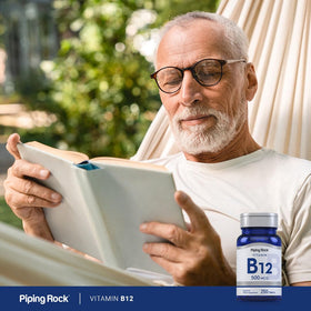 Piping Rock Vitamine B12 500 mcg comprimés dans une main