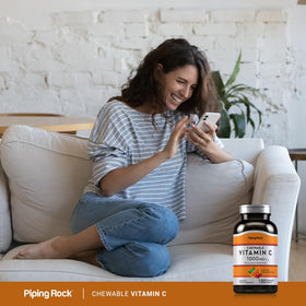 Piping Rock Vitamine C 1000mg comprimés à mâcher, gros plan sur un comprimé