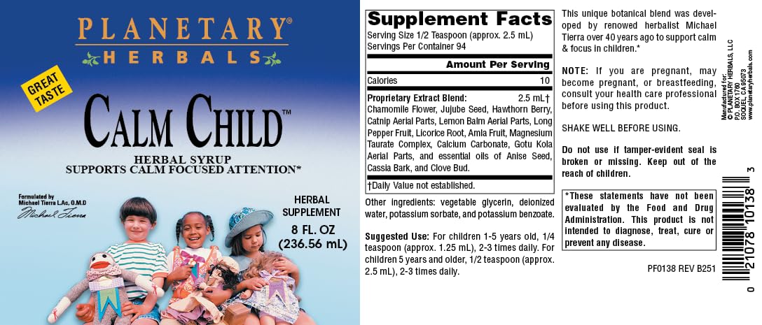 Planetary Herbals Calm Child Sirop Herbacé 240ml à côté d'un verre d'eau