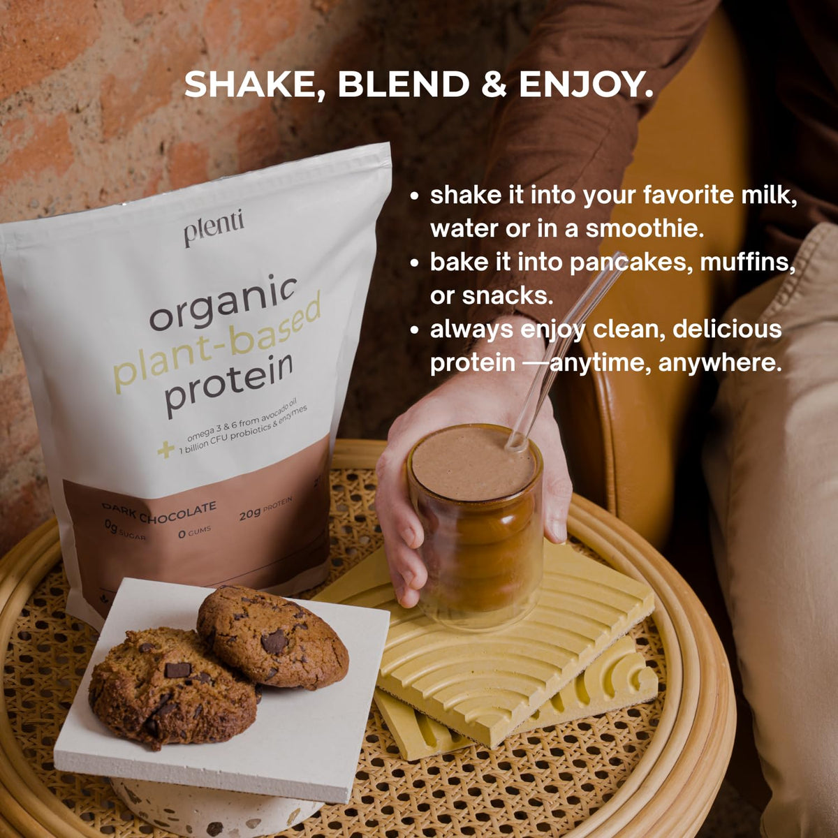 plenti Poudre de Protéine Végétale Bio Chocolat Noir avec une cuillère
