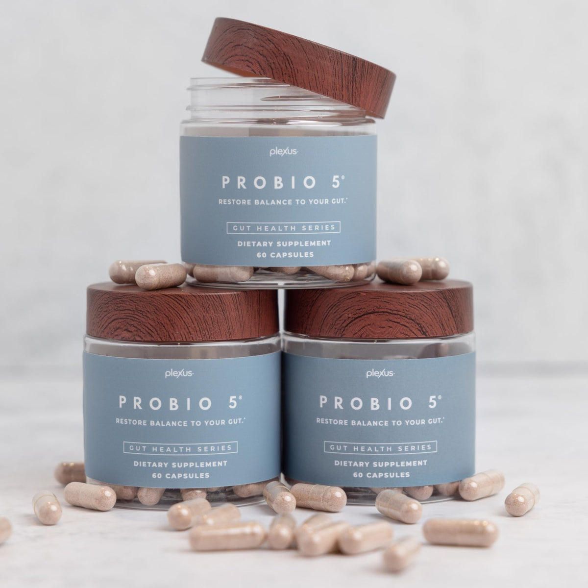 Plexus ProBio 5® capsules à côté d'un verre d'eau