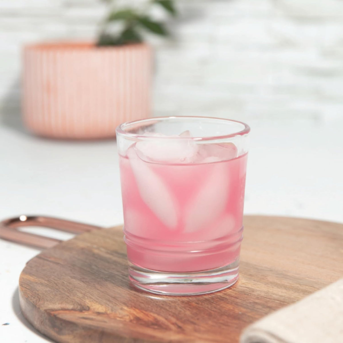 Plexus Slim Hunger Control mélangé dans un verre d'eau.