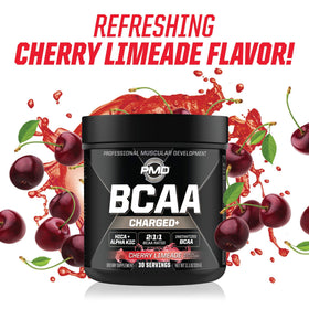 PMD BCAA Charged mélange à boire Cerise Limeade en arrière-plan d'un gymnase