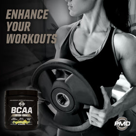 PMD BCAA Poudre 331g sur une table de gym