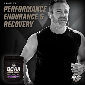 PMD BCAA Poudre sans Stimulants Saveur Raisin en poudre dans un verre