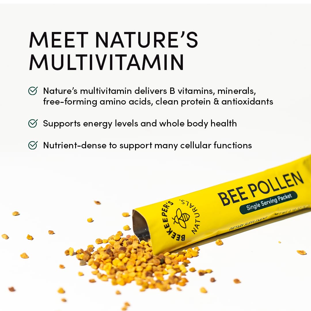 Pollen d'abeille brut en stick avec des fleurs sauvages en arrière-plan