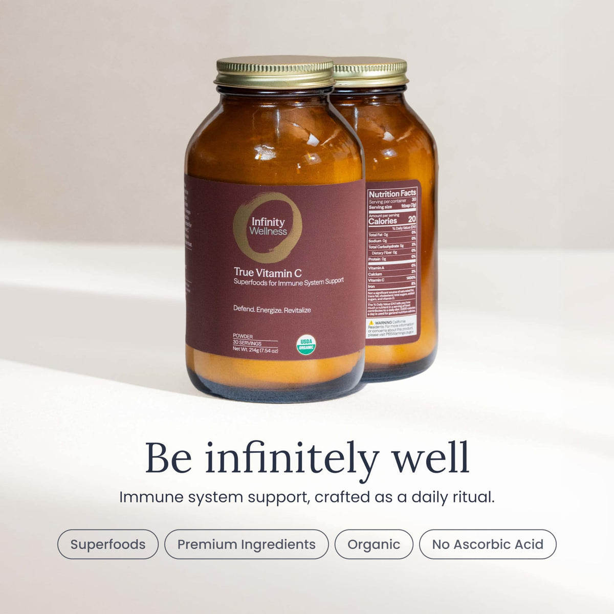 Pot de poudre de vitamine C Infinity Greens sur une table en bois