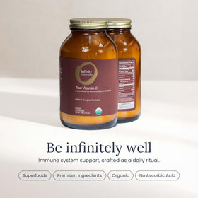 Pot de poudre de vitamine C Infinity Greens sur une table en bois