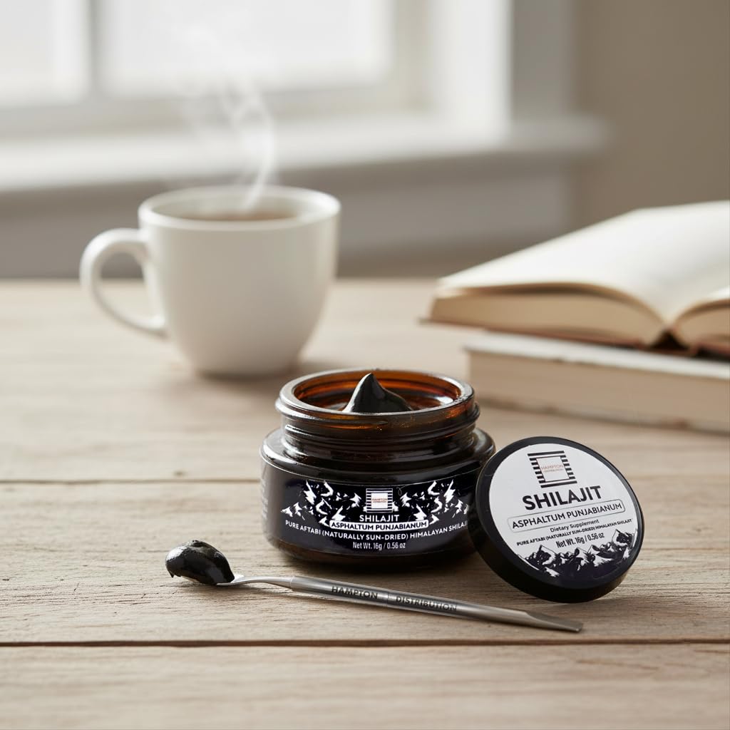 Pot de résine de Shilajit sur une table en bois