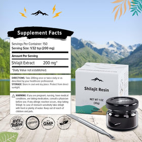 Pot de shilajit avec une cuillère sur un fond neutre