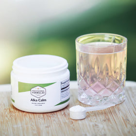 Poudre Alka Calm dans un verre d'eau effervescente