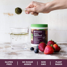 Poudre Amazing Grass aux baies douces dans un verre avec fruits