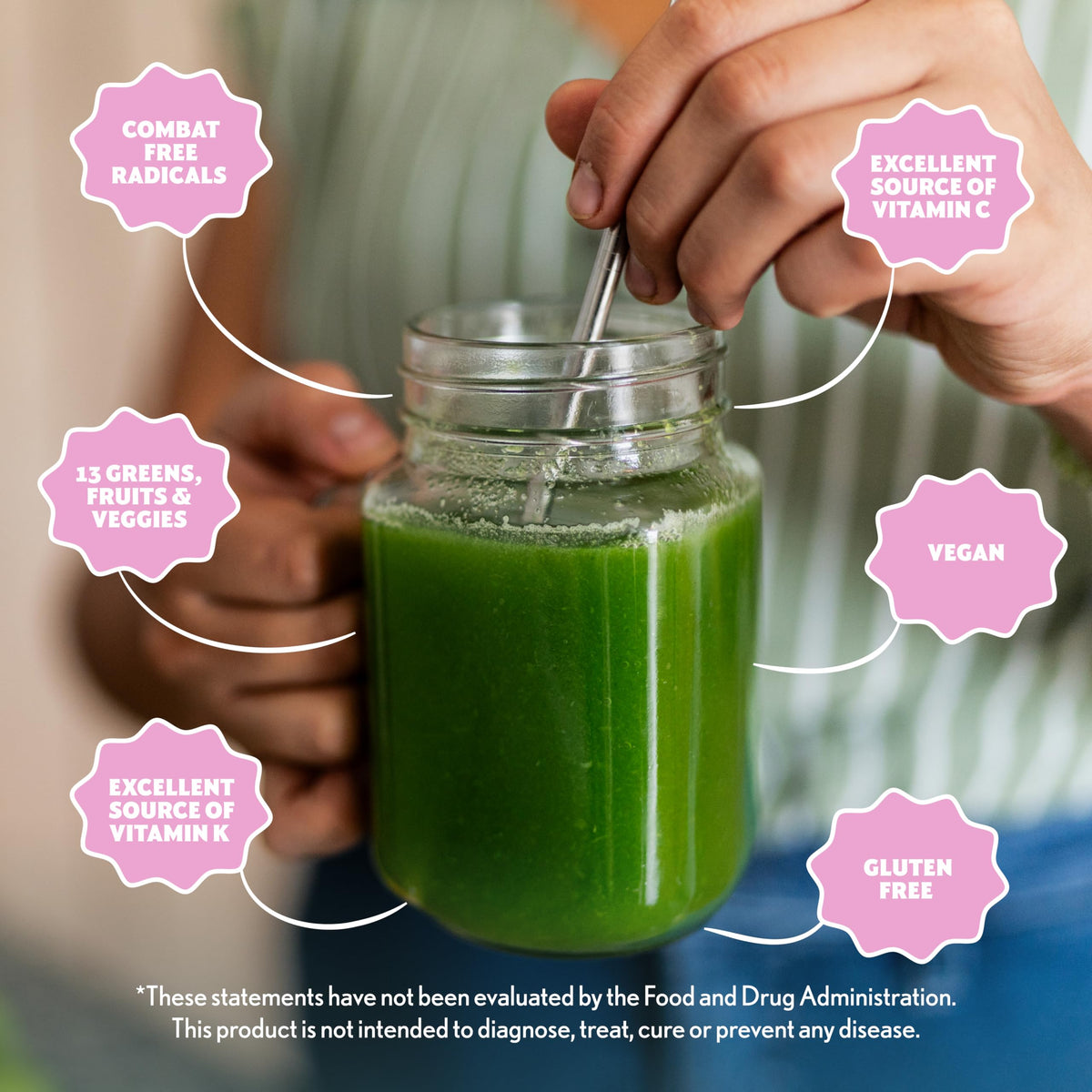Poudre Amazing Grass Super Greens mélangée dans un verre