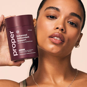 Poudre Antioxydante Proper dans un bol avec fruits