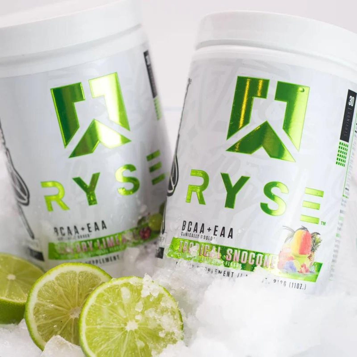 Poudre BCAA EAA RYSE Up sur un fond de fruits