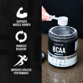 Poudre BCAA Jacked Factory sur une surface de gym