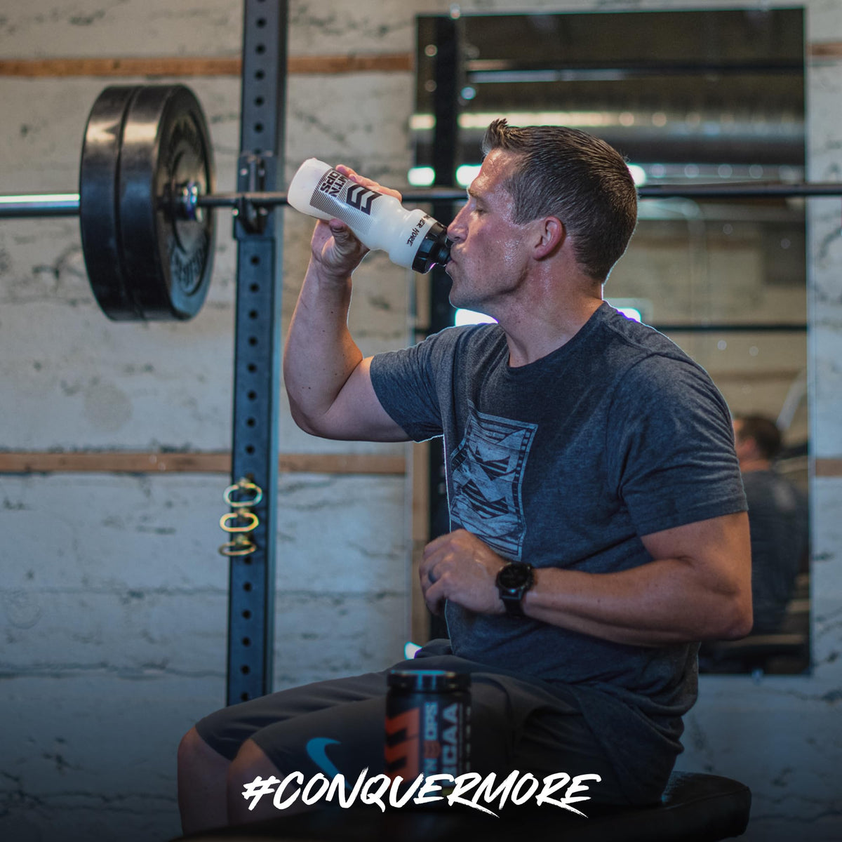 Poudre BCAA MTN OPS sur une table avec shaker