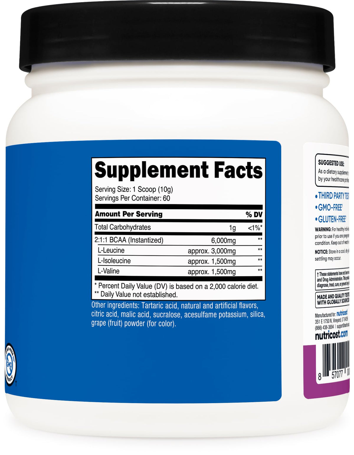 Poudre BCAA Nutricost sur une table avec des équipements de fitness