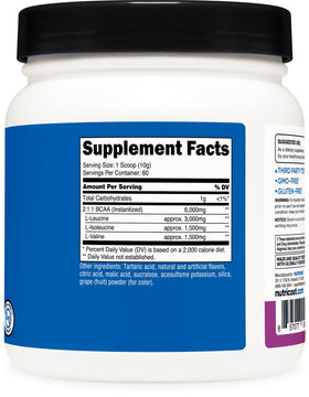 Poudre BCAA Nutricost sur une table avec des équipements de fitness