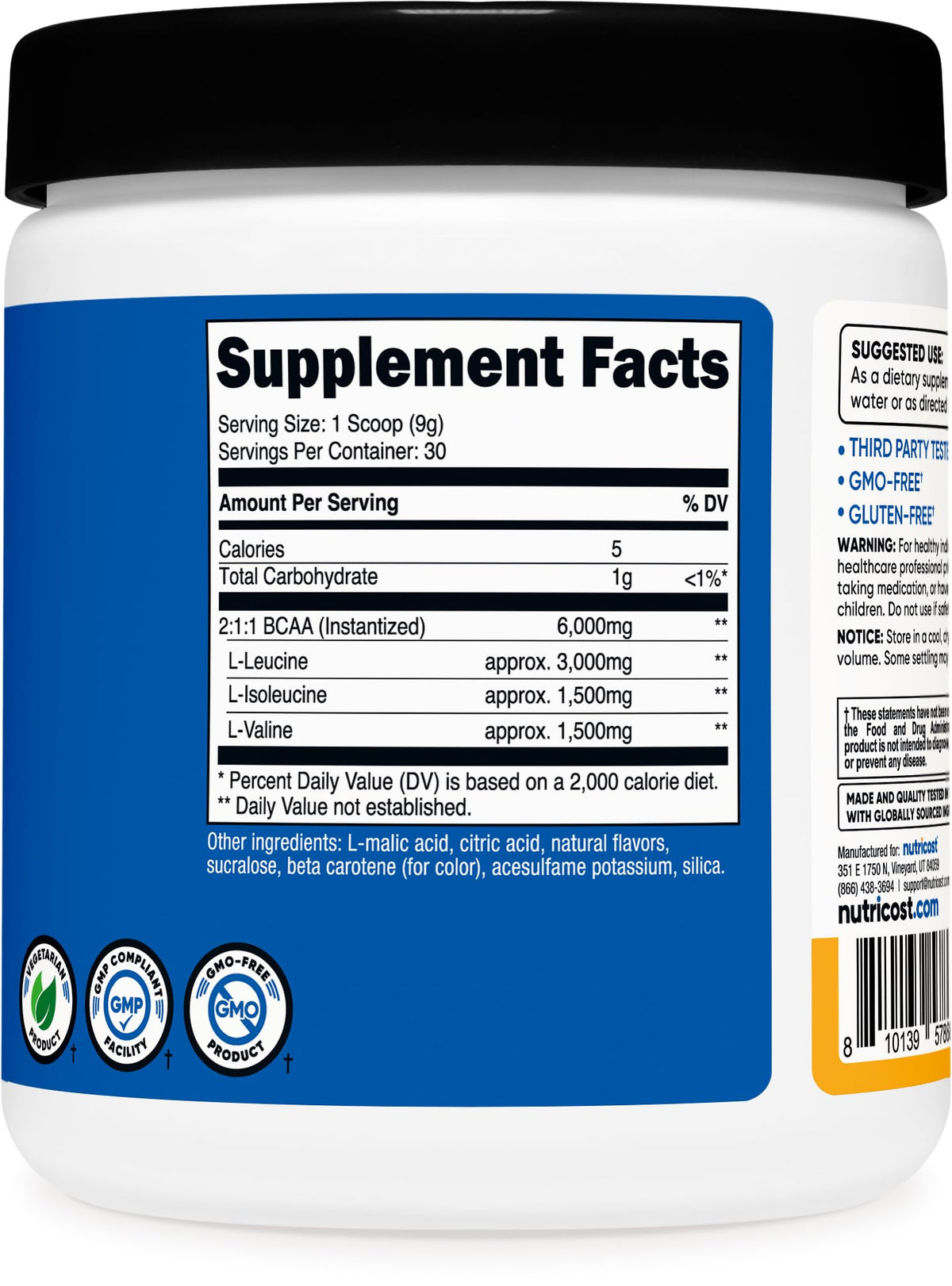 Poudre BCAA Nutricost sur une table avec des fruits