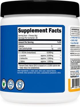 Poudre BCAA Nutricost sur une table avec des fruits